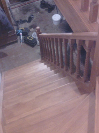 Лестница с верхним поворотом на 90 градусов
Материал - сосна + ступени лиственница.
Зашивка подлестн