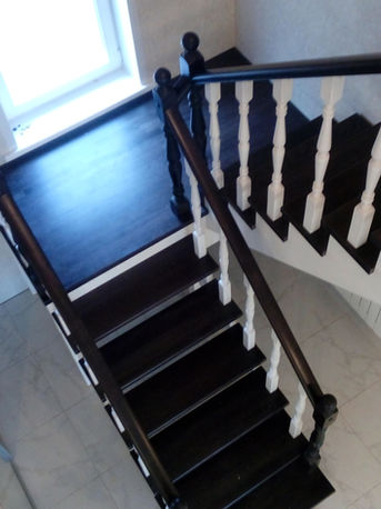 Лестница на косоурах с площадкой.
Материал - Бук, покрытие в 2 цвета.
Стоимость с установкой 150 000