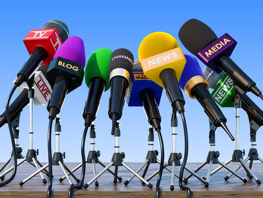 Skupina farebných reportérskych mikrofónov s označeniami médií, symbol mediálneho priestoru a rozhovorov projektu tvojROZVOJ.
