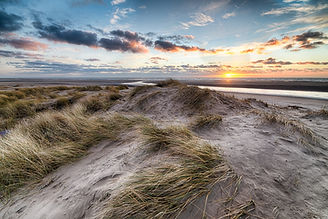 wunderschoner-sonnenaufgang-am-strand-der-die-perfekte-kulisse-fur-morgendliche-spaziergan