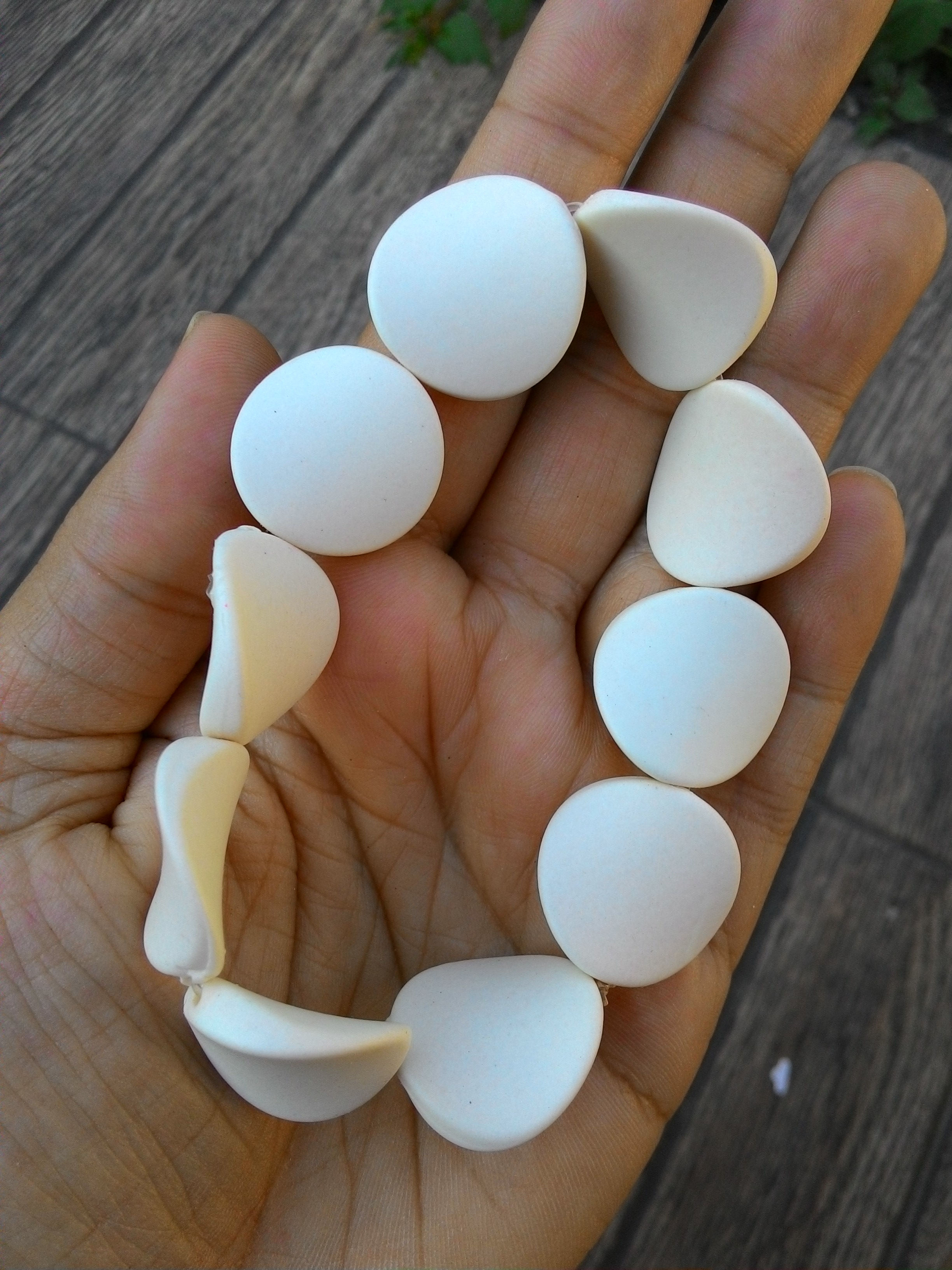 Pulseira Bege de Miçangas Emborrachadas