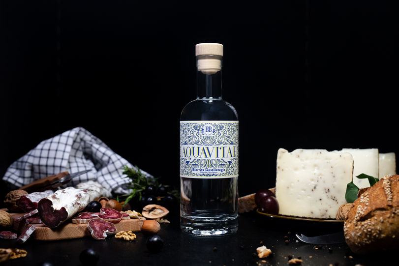 Packshot photographie créative d'une bouteille d'Aquavitae Bellota Bellota en partenariat avec Ura Spirits