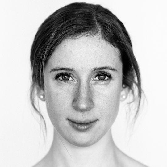 portrait d'une femme en noir et blanc sur un fond blanc