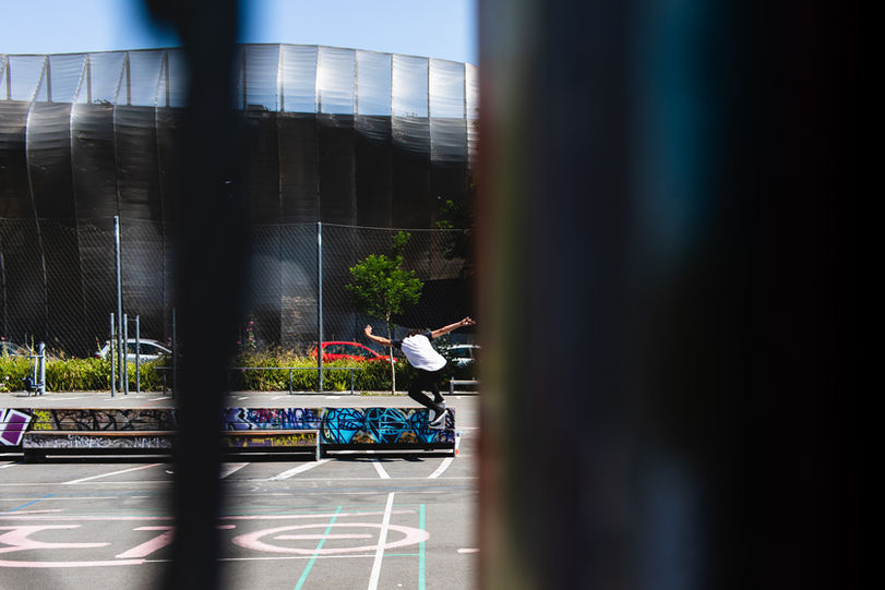 Photo d'un Skateur sur un module dans un skatepark