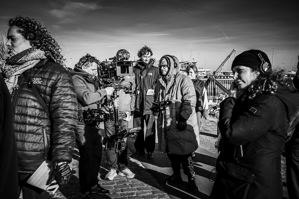 Making of Meurtre en Pays de Caux. Equipe autour d'une caméra.
Noir et blanc