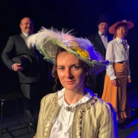 photo de Leonor Lançon, comédienne au sein de BEL-AMI et PIERRE ET JEAN