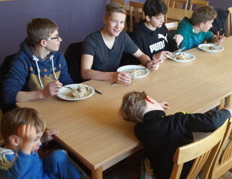 Gruppenunterkunft_Wassersport_Windsurfen_Segeln_Katamaran_SUP_StandUpPaddling_Wassersportschule_Kalayaan_Andreas_Hompesch_Partwitzer_See