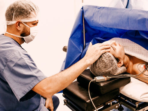 O MÉDICO NÃO PODE PROIBIR ACOMPANHANTE NO PARTO