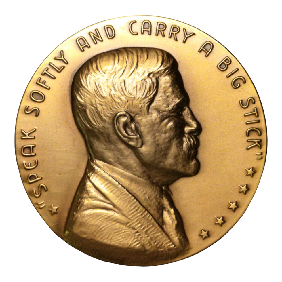 Miniatura: Medalla satírica de 1978 Tio Sam entregando el Canal a Omar Torrijos, Fidel nuca