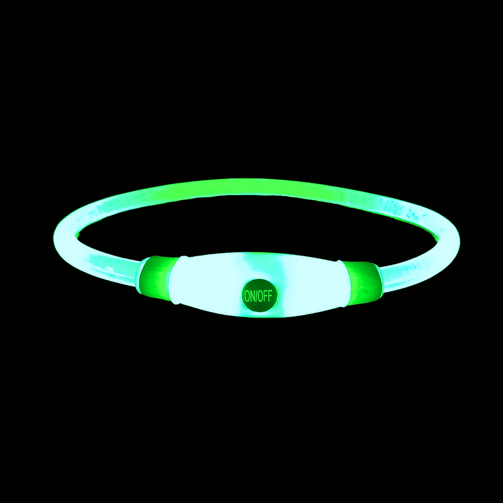 El conjunto incluye un collar LED con tres colores fijos diferentes y un modo multicolor. El collar es ajustable, recargable, duradero y resistente al agua, lo que garantiza un uso duradero. Cada carga te da aproximadamente seis horas continuas de luz LED. Además del collar, el kit incluye una correa retráctil disponible en dos tonos, la cual tiene un alcance de 5 metros.