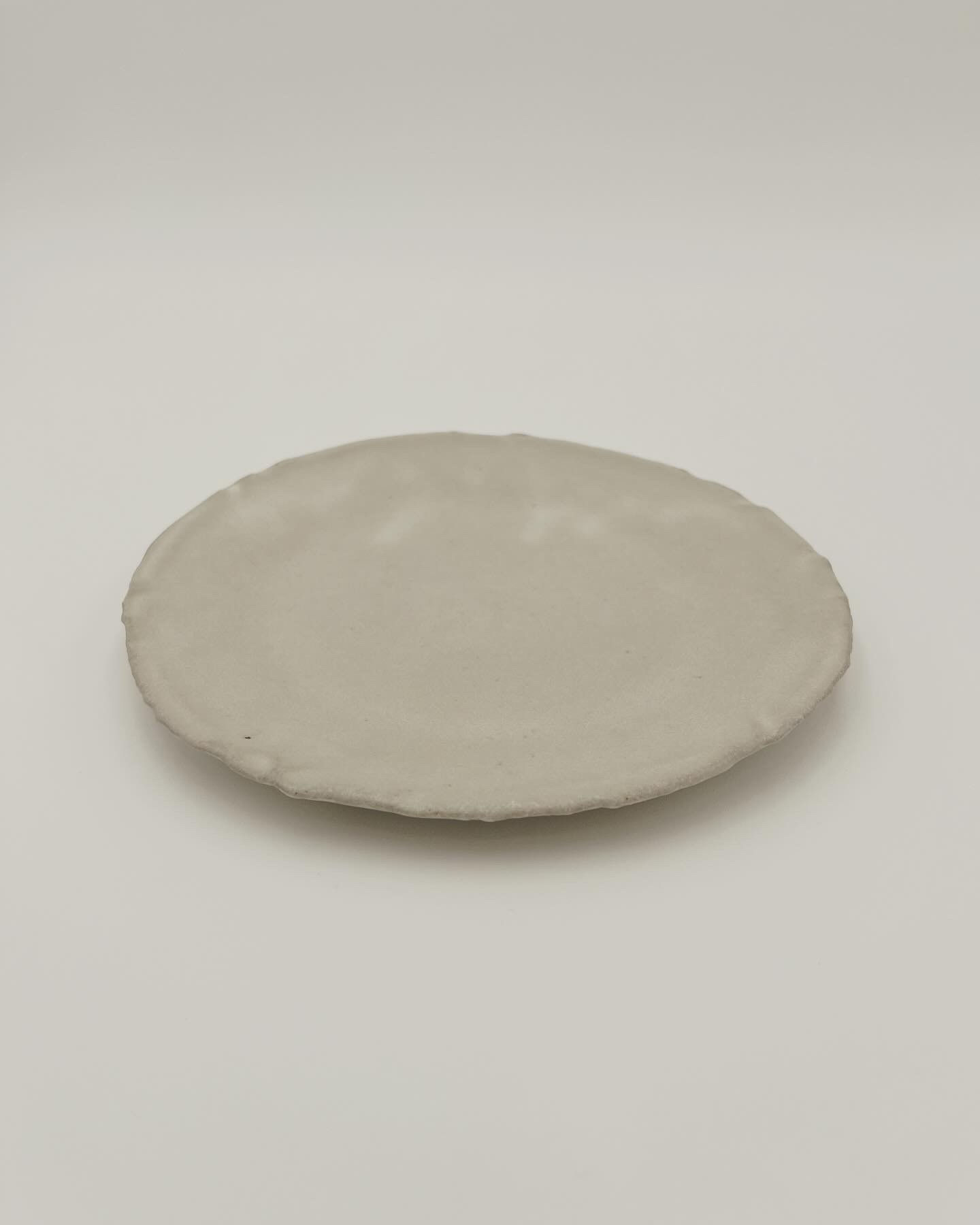 Large Whitish-Grey Plate (Asagiri: Morning Mist)