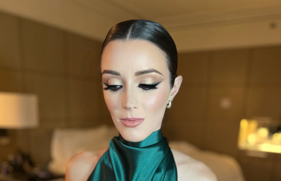 Glamorous evening makeup and curls for special occasion

Soft, luminous glam with bold lashes and sculpted cheekbones

Red carpet-inspired glam look for formal event or gala

Glowing skin and sleek waves for a luxury birthday glam session