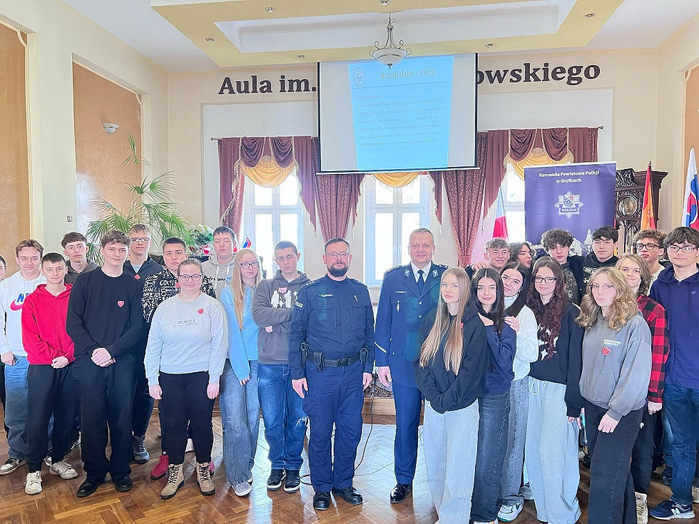 Pamiątkowe zdjęcie uczniów z przedstawicielami KPP w Gryficach.