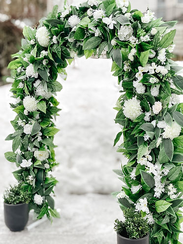 Rivin_tapahtuma_silkkikukat_koristelut_häät_Helsinki _kukkakaari_hääkaari.jpg