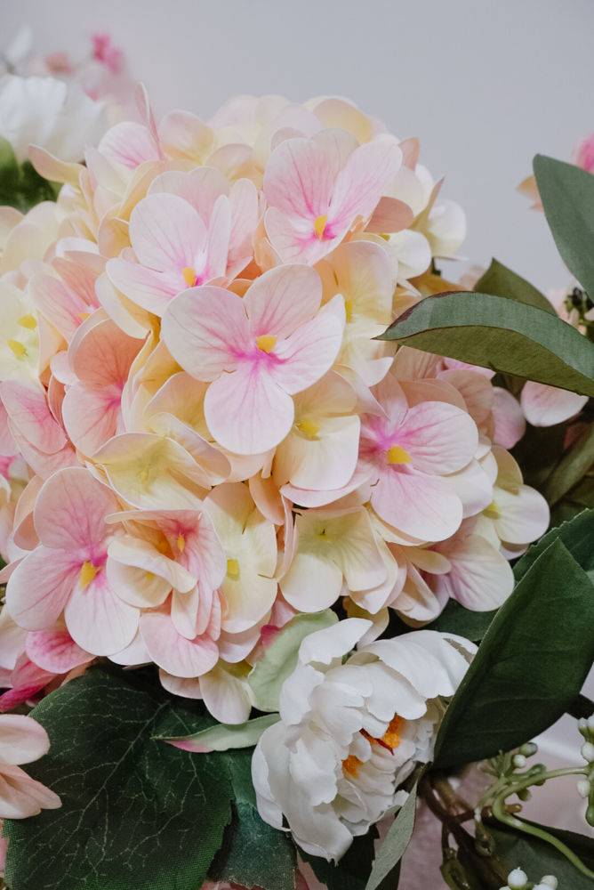 Pikkukuva: Runsas ja ilmava Peach Blossom -silkkikukkakimppu