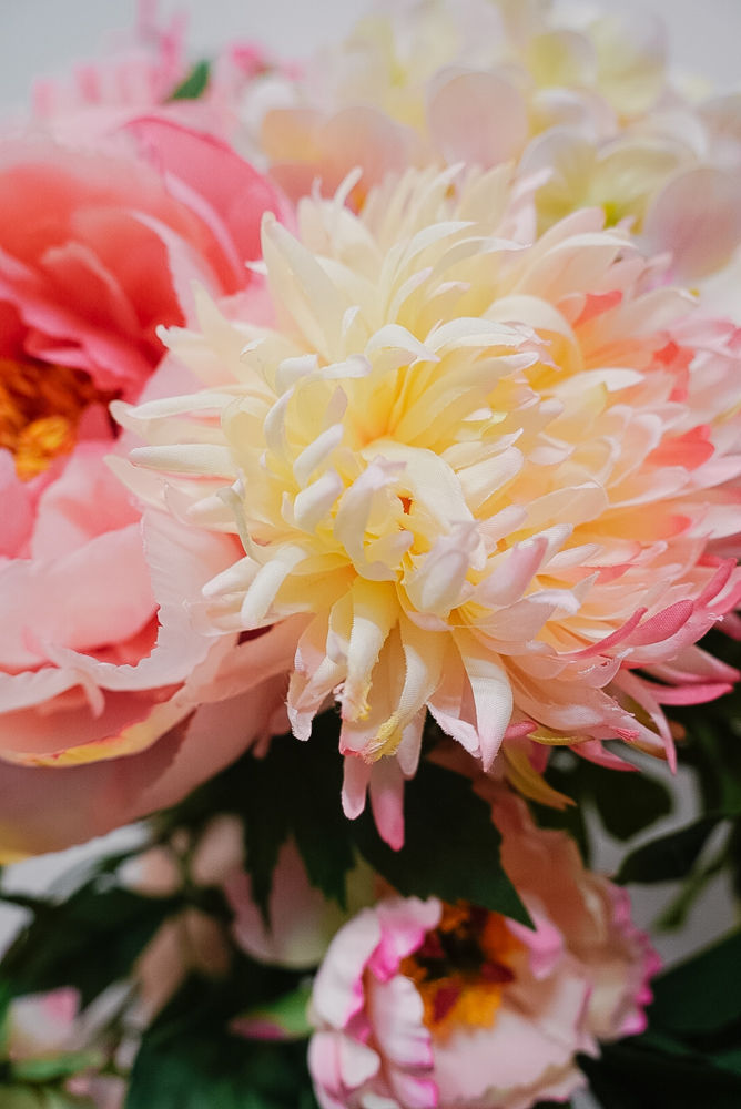 Pikkukuva: Daalia osana roosan sävyistä Peony Blush -kimppua