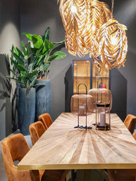 Sisusta tekokasveilla yrityksille kokoustila