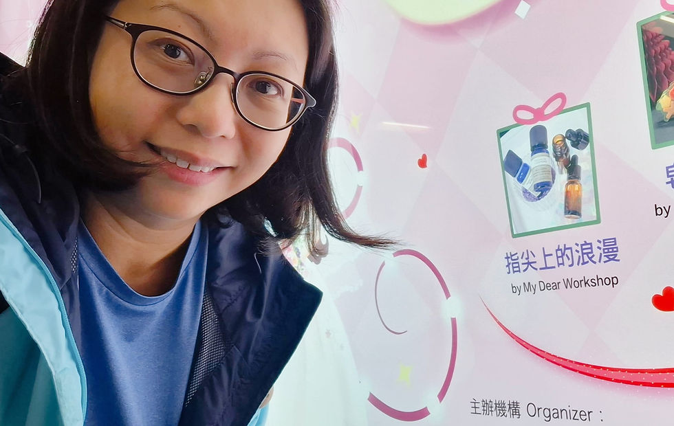 My Dear Workshop 創辦人與第 120 屆香港結婚節地鐵海報合影,展示品牌受邀之工作坊宣傳。