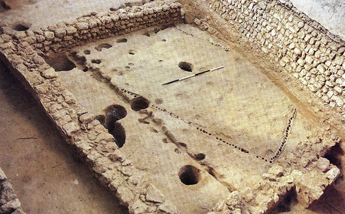 Στην αρχαιολογική θέση Shanga, ο Mark Horton αποκάλυψε τη διαδοχική στρωματογραφία ενός τζαμιού που μαρτυρά τη μετάβαση κατά τον 10ο αιώνα από την τεχνική «πασσάλων και επιχρίσματος» (post and daub) στην οικοδόμηση με «πέτρα», στη συγκεκριμένη περίπτωση πέτρα από κοράλλι. Εικόνα του τζαμιού του 10ου αιώνα από τον Mark Horton στην Oxford Encyclopaedia Online. Oxford Research Encyclopaedia online