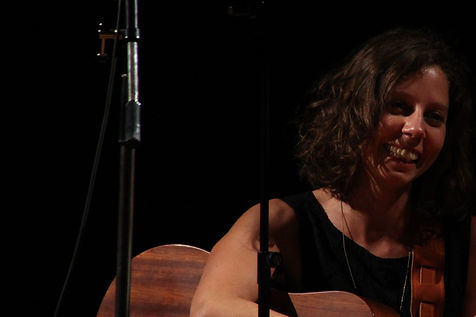 Foto%20mit%20Gitarre_edited.jpg