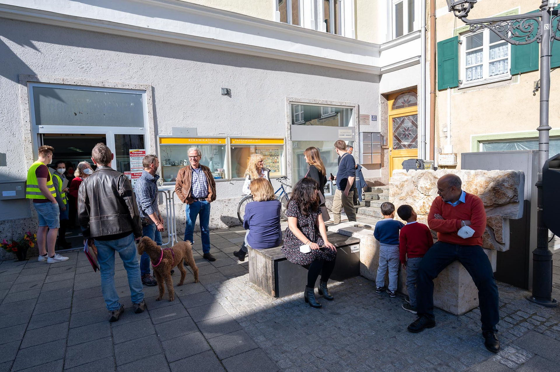 Plaudernde Gäste vor Galerie