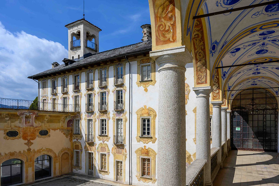Bemalte überdachte Terrasse in der historischen Villa Nigra in Miasino, erbaut ab dem 17. Jahrhundert. Innen und außen schön bemalt und mit einem Glockentürmchen verziert.