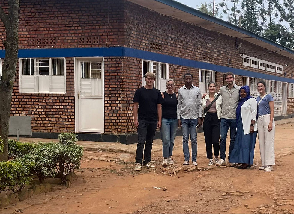 Das ibitaro-Team mit dem Minister of public health im District Rwamagana und der Leiterin der Krankenstation Ruhunda.