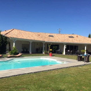 Vous aimerez le jardin et la piscine en été, le spa en demi-saison et les promenades à vélos sur les bords de la Sèvre Nantaise pour rejoindre Nantes. Un lieu ou il fait Bon vivre à la campagne, tout en étant aux portes d’une grande Métropole.