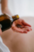 Massageöl wird für das individuelle 6-Monats-Programm auf eine Hand geträufelt
