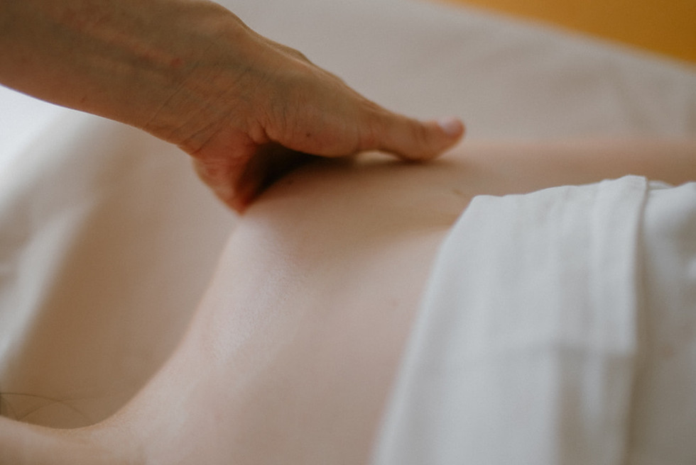 Sanfte Massage bei der Wochenbett-Begleitung im Raum Zürich