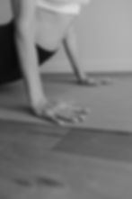 Eine Person übt eine Yoga-Pose im Rahmen des individuellen 6-Monats-Programms.