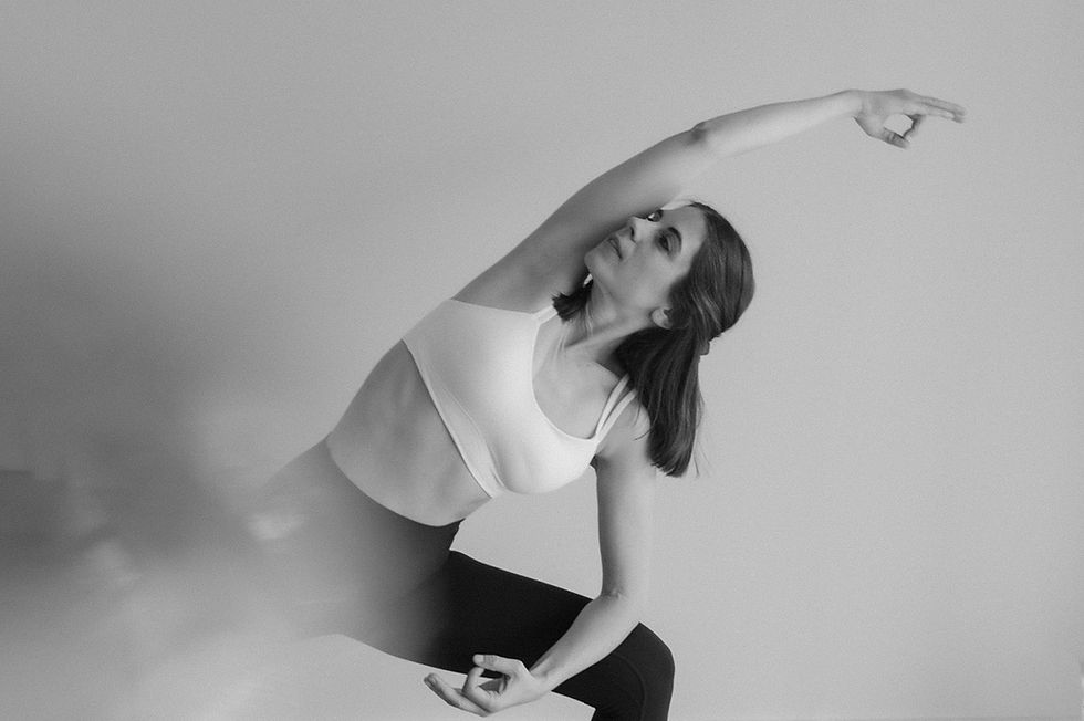 Frau praktiziert Ayurveda Yoga bei YUJ Wochenbettbegleitung.