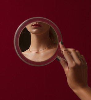Portrait de main dans un miroir