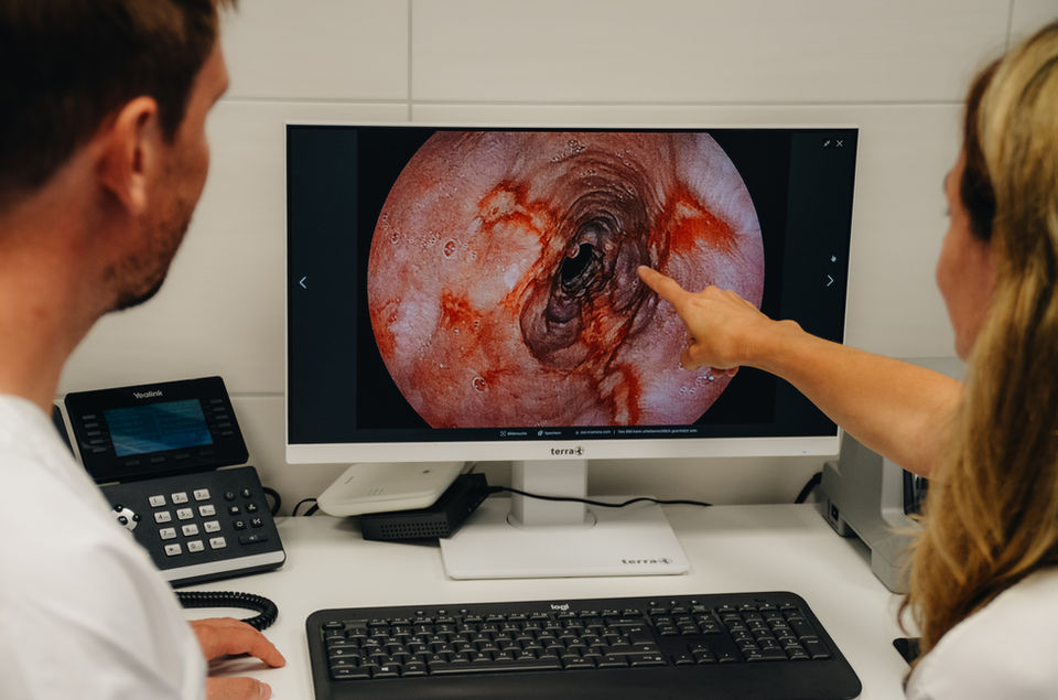 Zwei Ärzte begutachten eine Aufnahme einer Spiegelung