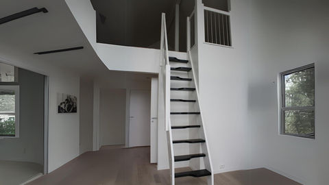 Plassbesparende løsning med spesialtrinn for små rom og loft.