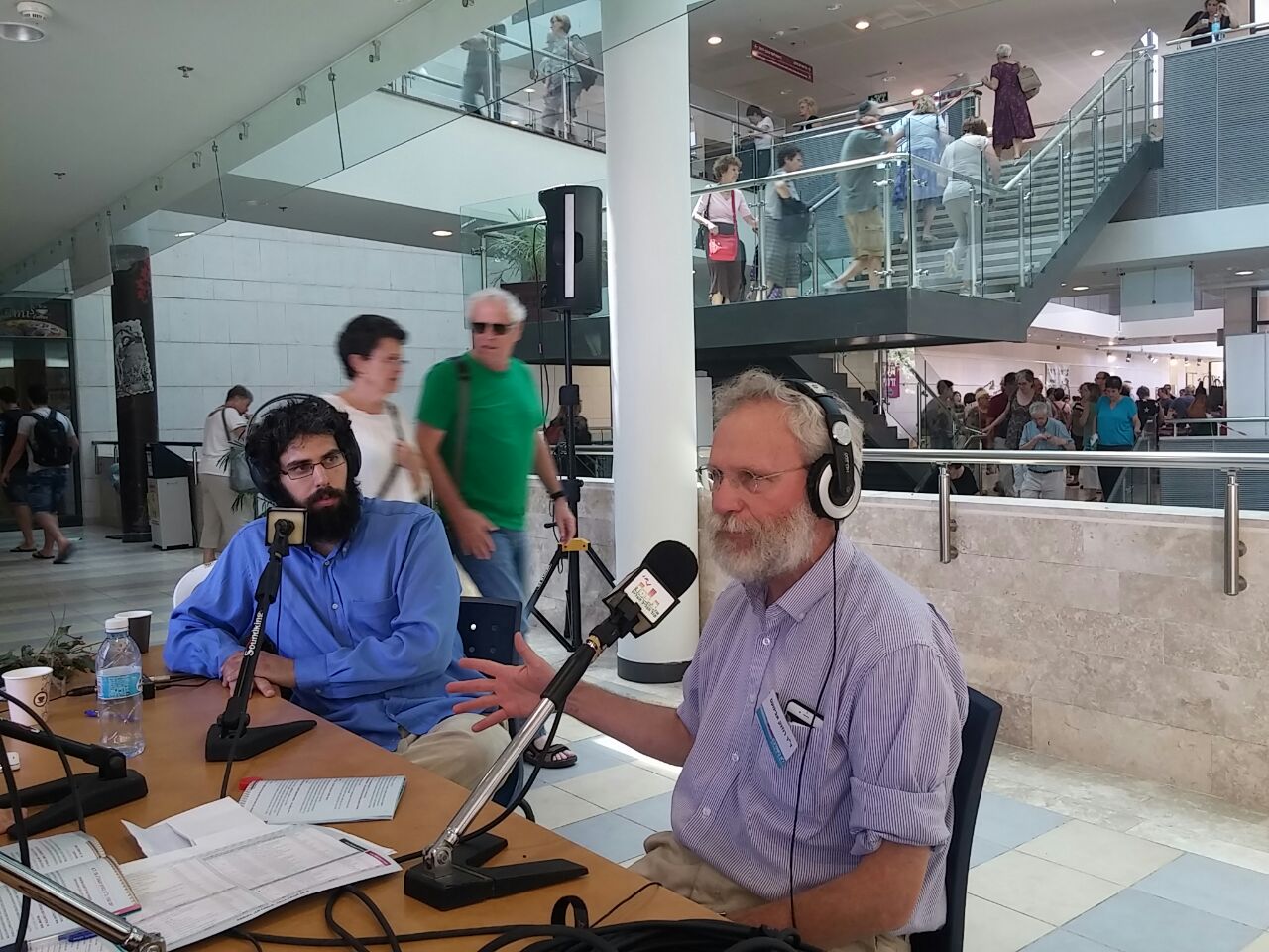 לא בשמיים 14