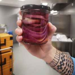 Rote Zwiebel-Pickles in der Stiftung Vivendra.