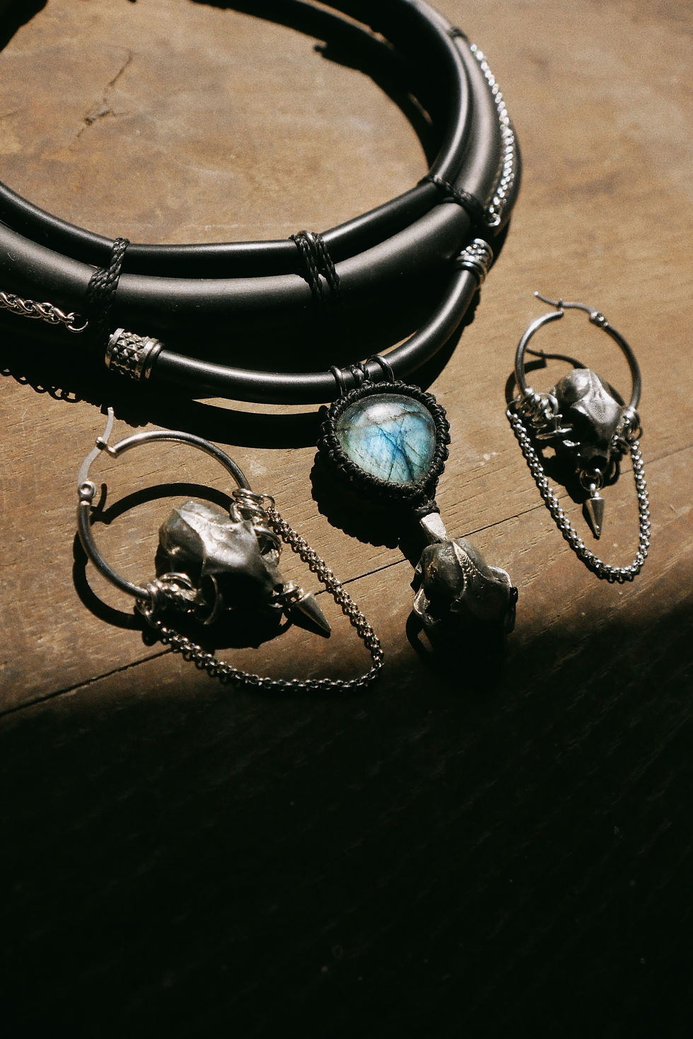 Thumbnail: Collier triple rangs Labradorite crâne Lynx