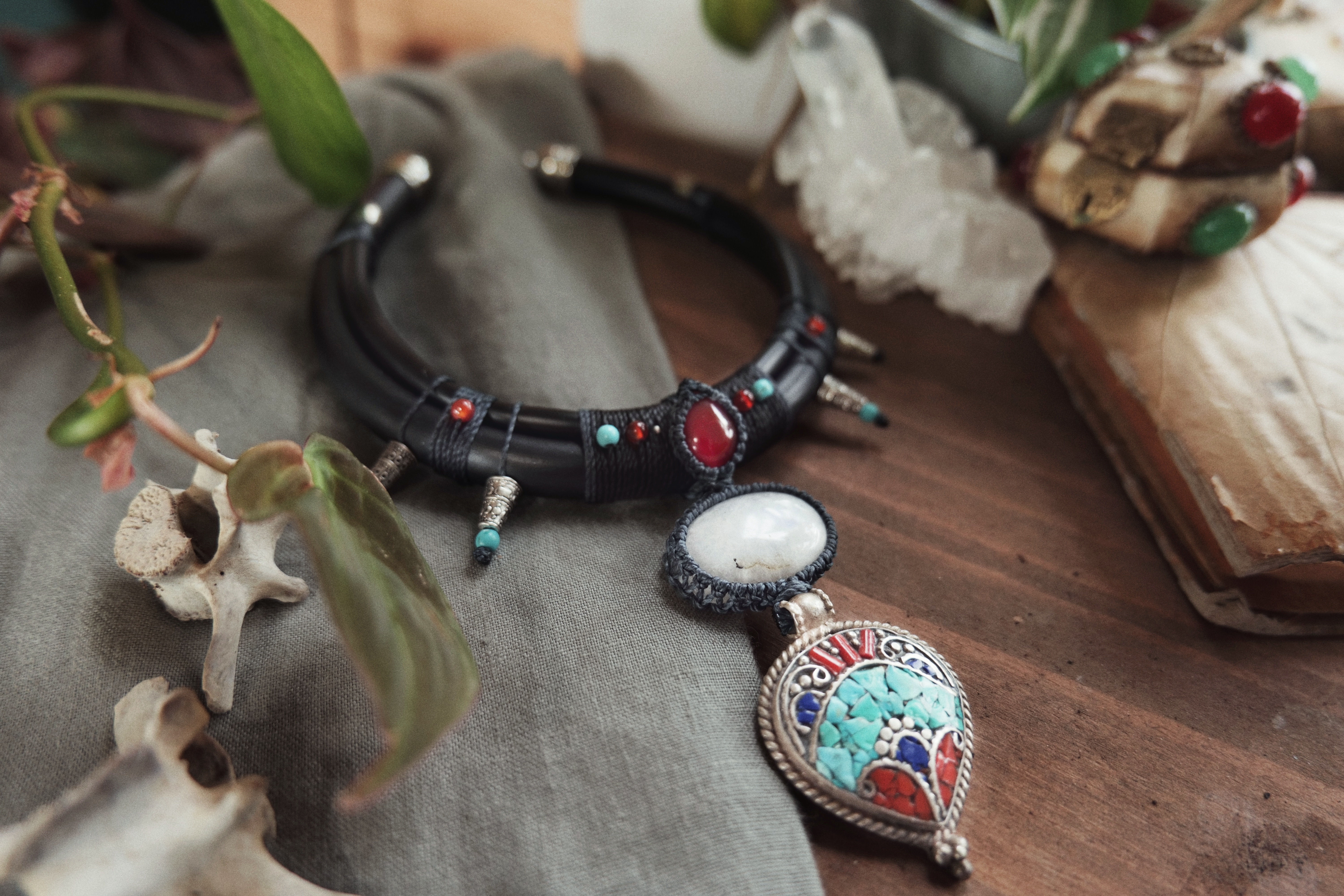 Tibetan Vision, Collier Pierre de Lune, Cornaline et Pendentif Tibétain 