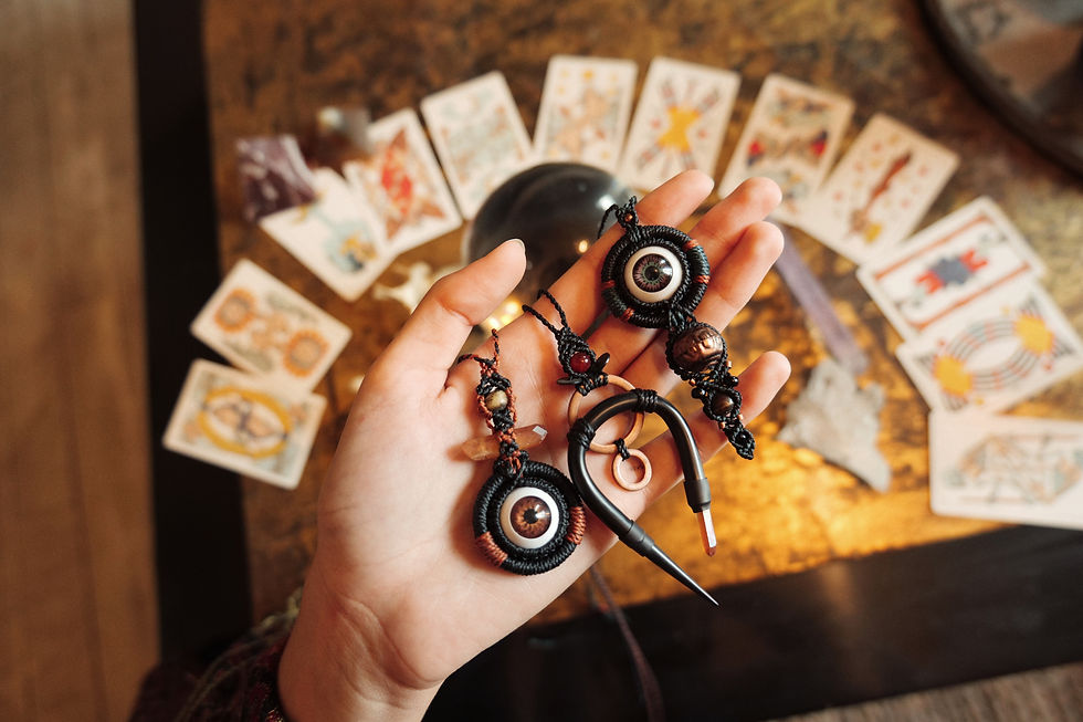 Μικρογραφία: Blood Moon, Eye φυλαχτό