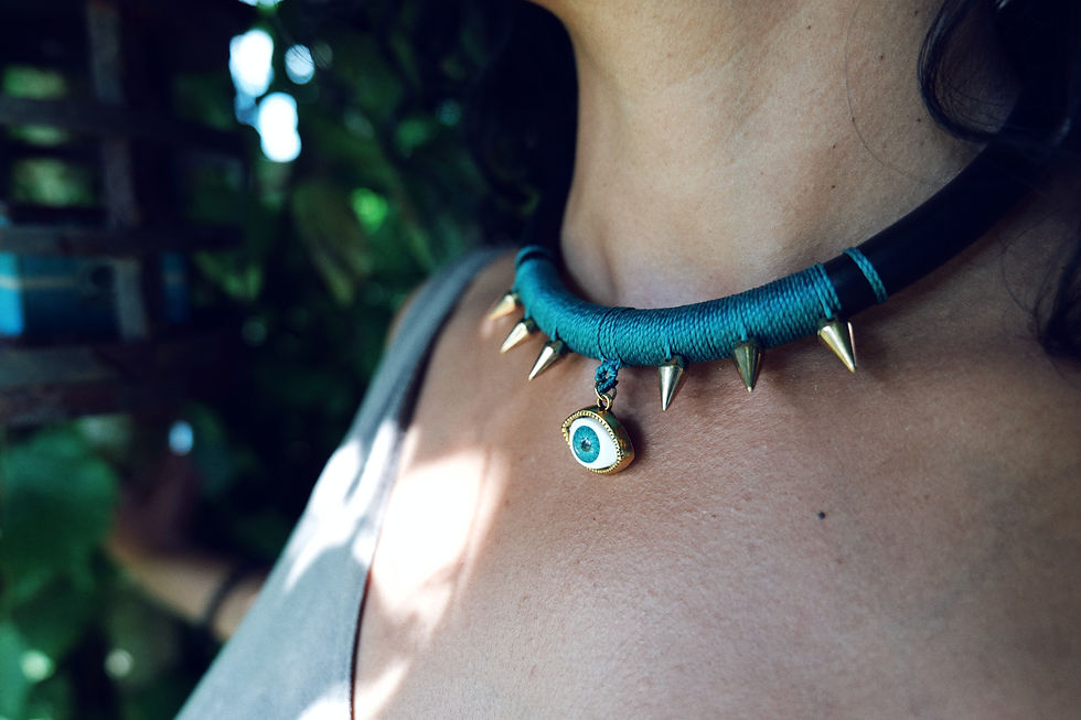 Μικρογραφία: Επιστροφή στα Βασικά, Κολιέ με πολύχρωμα μάτια