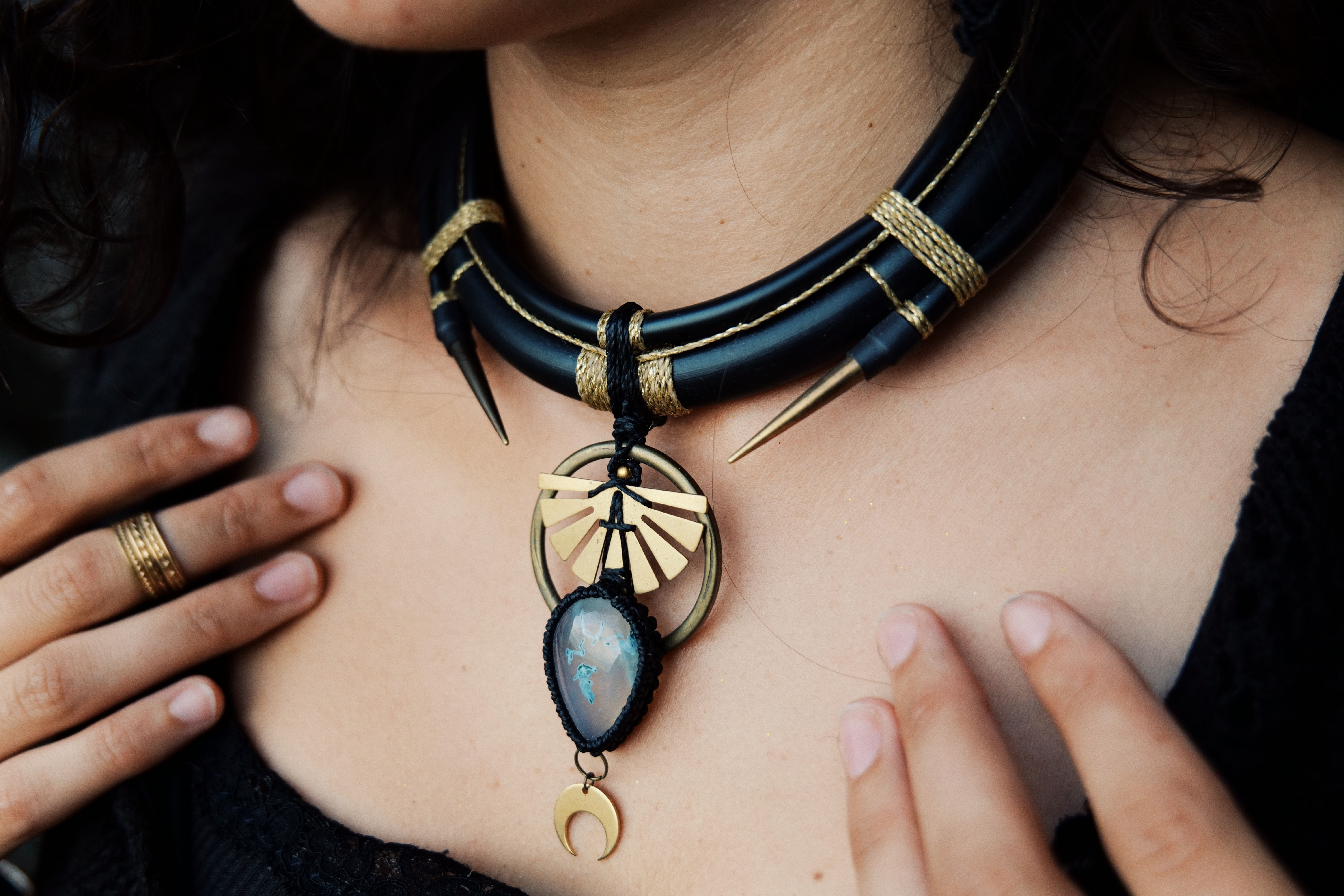 Last Sun, Collier triple rangs