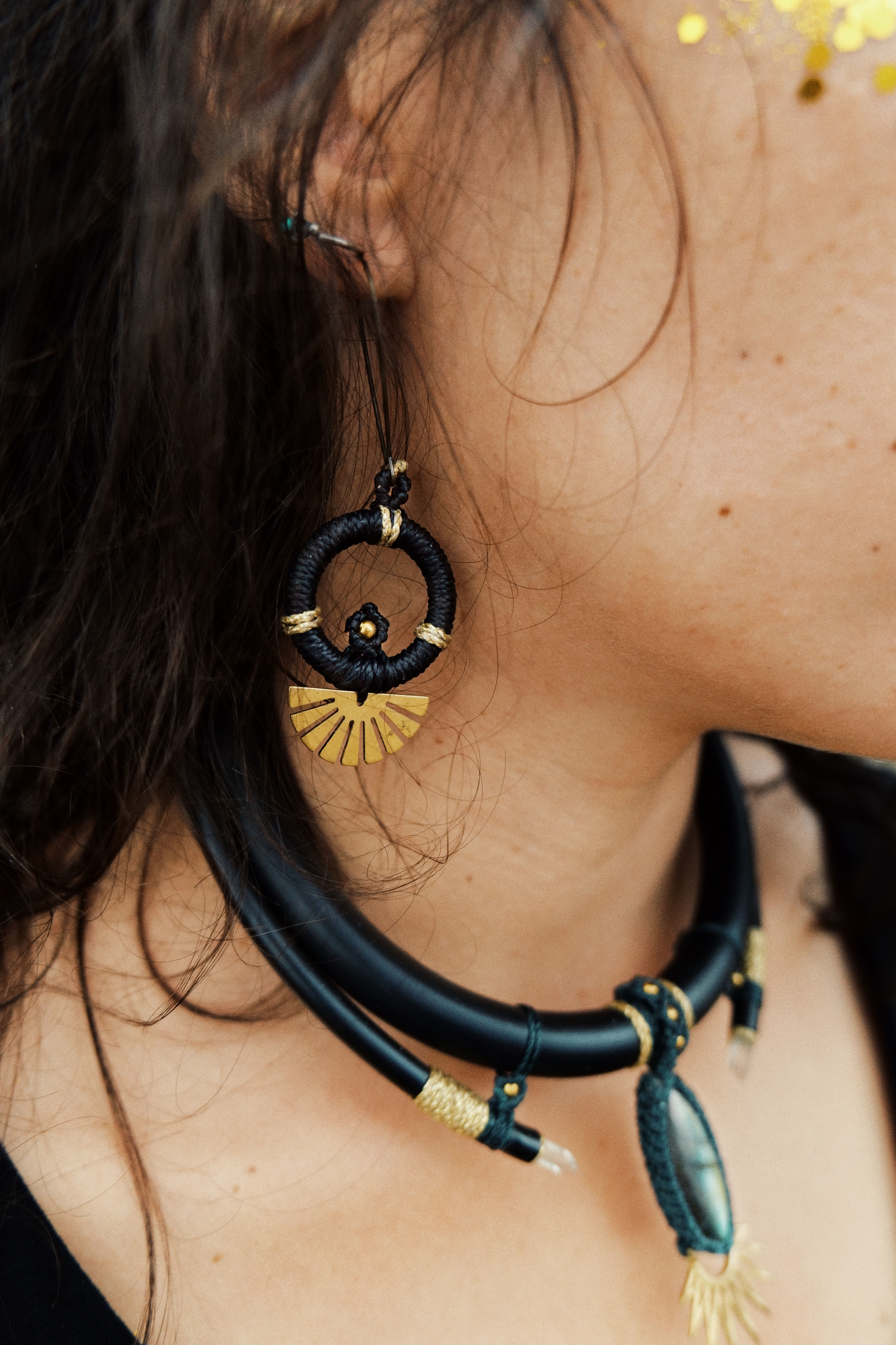 Last Sun, Boucles d'oreilles pendantes