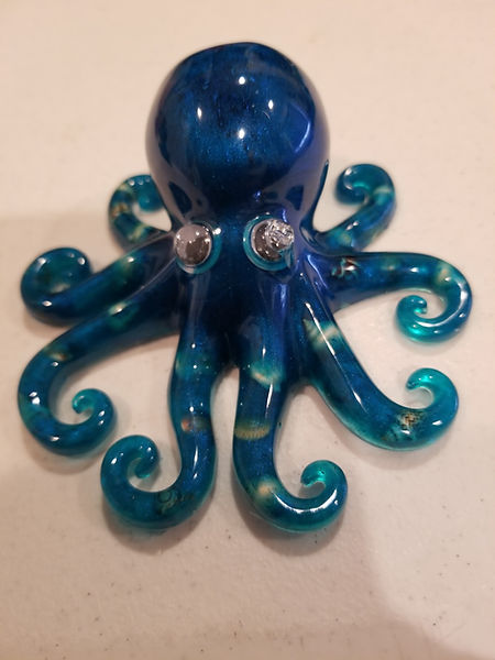 Deep Blue Octopus | a 3.5" resin octopus in deep blue to turquoise with shells in his tentacles | resin | resin art | resin craft | resin artist | resin crafter | octopus | octopus love | octopus decor | octopus art