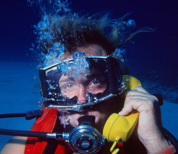 Hi, Dad!| my dad pretending to make a call underwater | underwater photography | underwater world | miss my dad