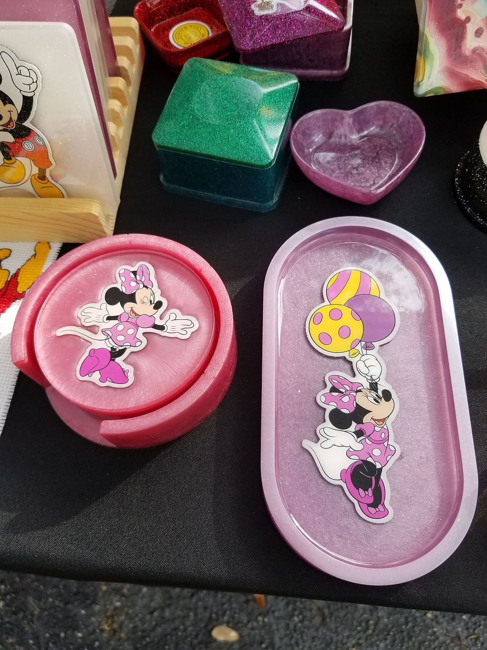 Minnie Mouse Coaster |Minnie Mouse coaster set in pinks |functionalart |functionalartwork |resinart |resinartwork |resin |resinpour
