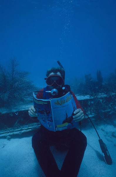 Skin Diver Reading Room | Dad reading skin diver on the sea floor | underwater | underwater life | underwater photography | underwater world | undersea | undersea life | undersea world | florida keys | florida keys life | nature | nature photography | uw photogra phy | diving photography | scuba diving photos | scuba diving magazine | diving magazine | coral | coral reef | diver |