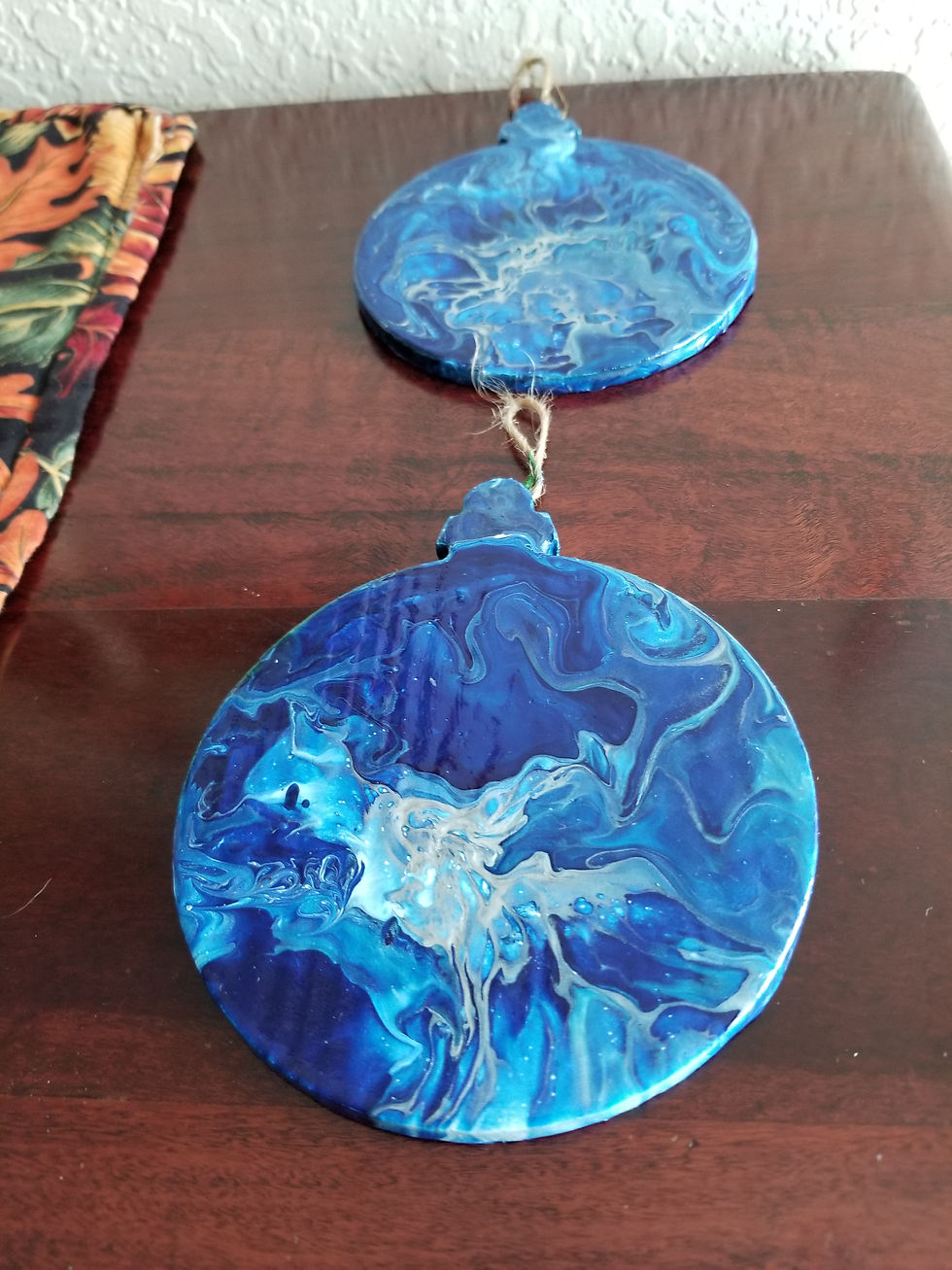 Still Blue |3.5" wood ornaments with blues, silver and white acrylic paint|fluid art |fluid painting |fluid artwork | dutchpour | acrylic painting  | acrylic art | acrylic pouring | acrylic paint | fluidacrylic | fluidartist | acrylicpainting | mixedmediaart |