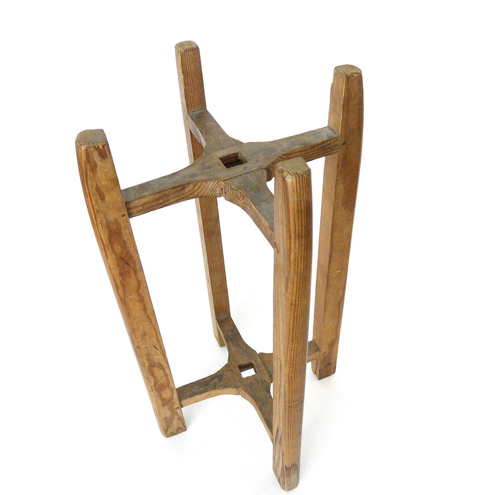 縮圖：Antique part of Spinning Wheel to use as pedestal in Pine from Sweden