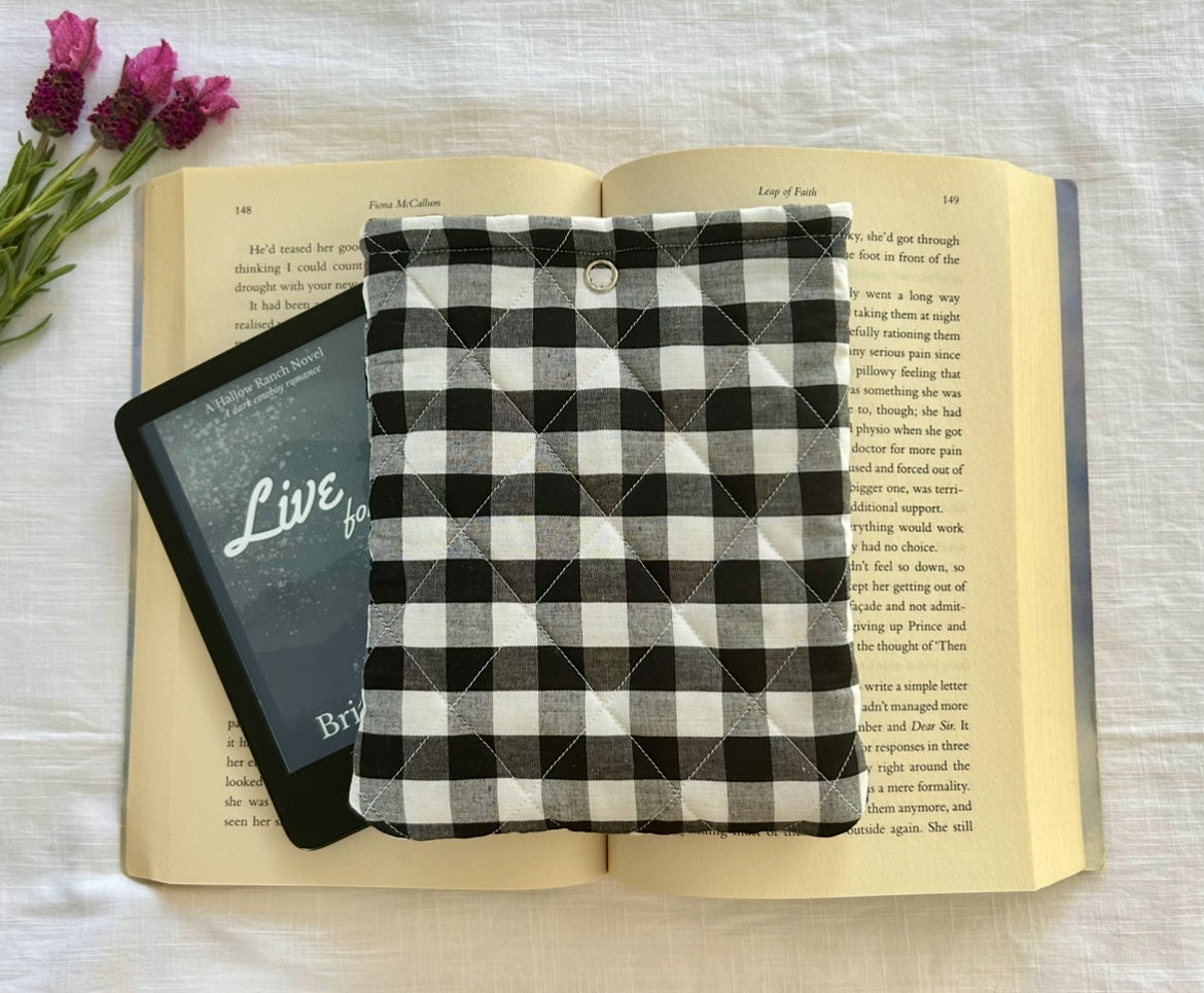 Black & White Gingham Quilted Kindle Case